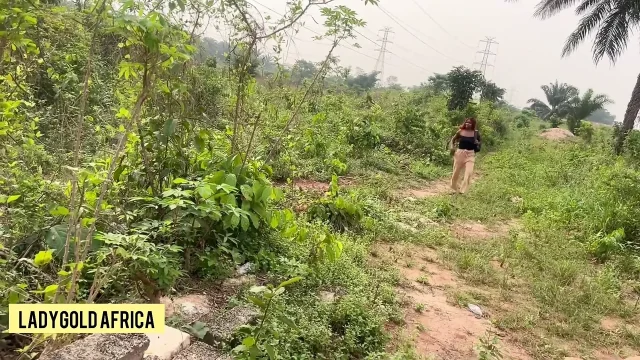The Beautiful Lost Princess in a New Area but Find Both Help