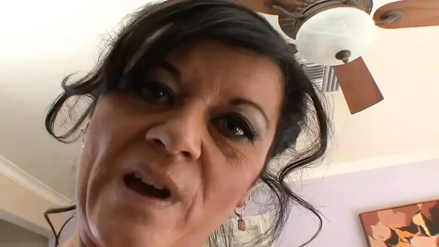Milf screams in pleasure as two massive cocks thrusts her holes