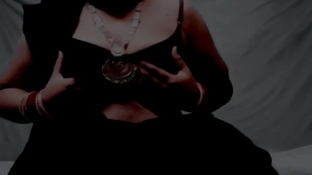 New aunty is seen opening the saree aunty looks sexy in saree aunty wearing
