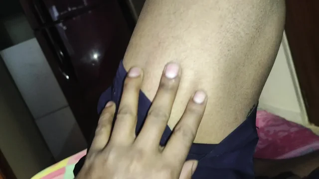 Kamwali bai jhadu pochha kar rahi hai uski bade bade bol dekh kar Muth Marne ka