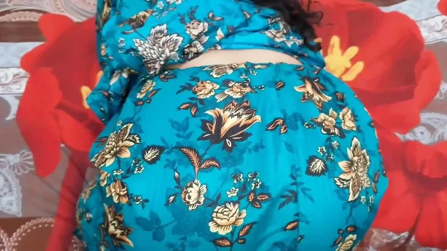 Desi Bhabhi invited him to her house on the pretext of eating pizza and caught his cock