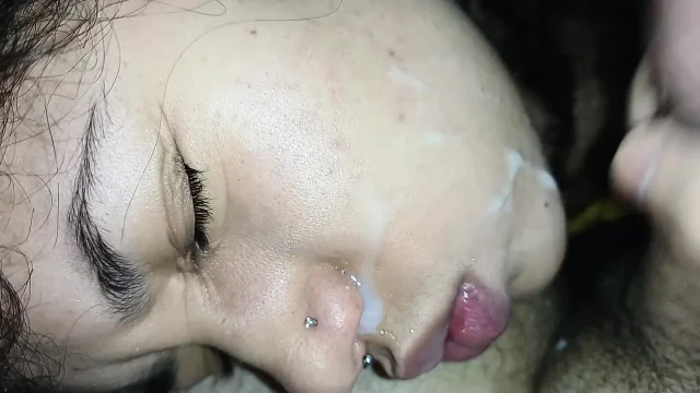 CREAMPIE FACIAL JORRANDO ESPERMA NA BOQUINHA GULOSA DA VADIA