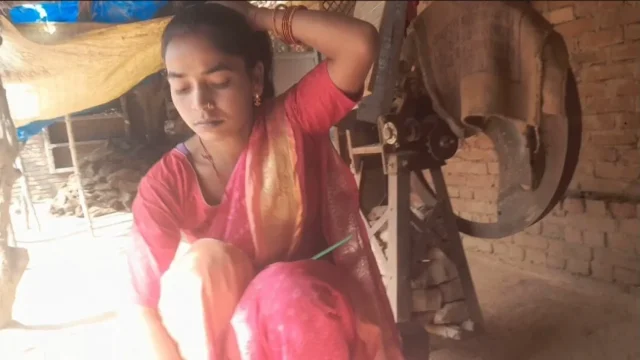 Oh yes Beautiful and cute bhabhi ji first desi village style Mein entry full romantic seen