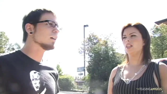 Since her car broke the brunette asks the stranger for help before feeling very naughty