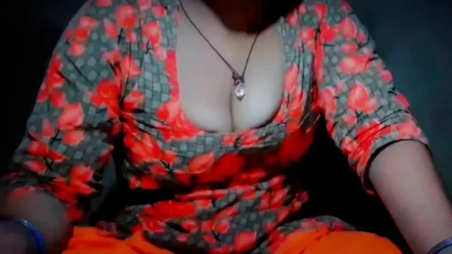 Nude MMS of hot naked girl fingering her pussy
