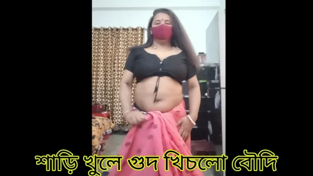 Desi sexy boudi wearing saree and try to seducing her audience