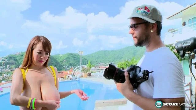 Hitomi's Poolside Seduction