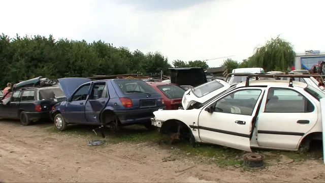 Great fuck in the car trunk for a German couple at the junkyard