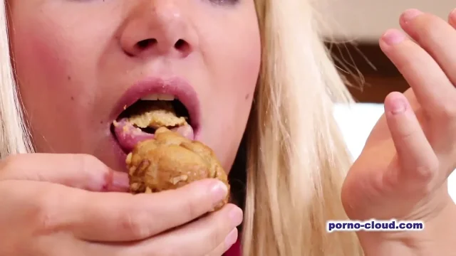 Fingering the MILF pussy
