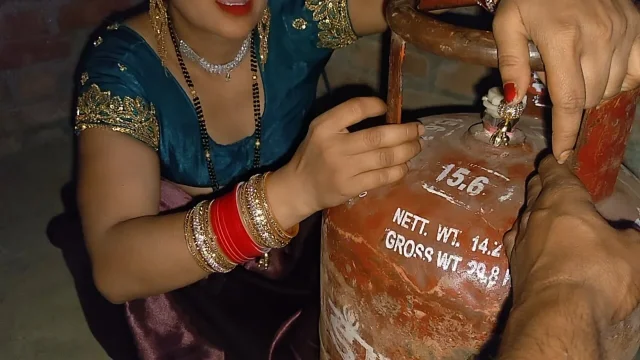 Calender de do calender wale bhaiya badale me chut de dungi