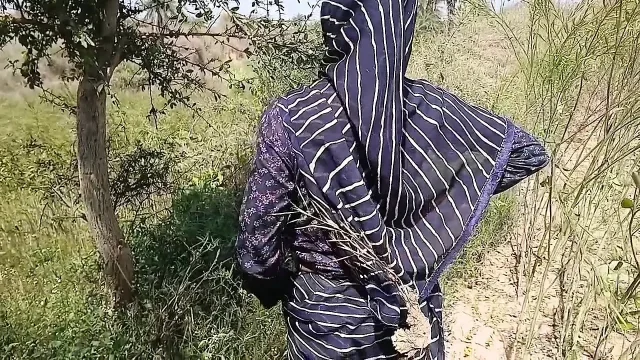Bhabhi ne Devar ke sath Holi manae Khet per aur bhabhi ki chut mein rang Lagaya