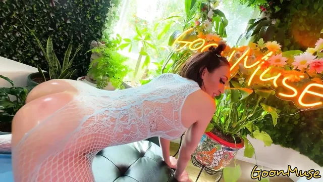 Blaire Johnson Spreads Her Legs For Pussy Pounding