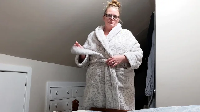 Chubby MILF Gives a Blowjob Before Bed