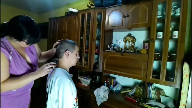 Hairdresser at Home Ruined Haircut and Gave Blowjob for It