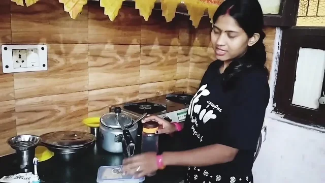 Desi pados bhabhi ke sath milkar Nahaya aaya