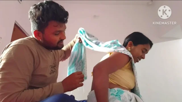 Sadi Vali bhabhi xxx bhabhi Apne devar ka sar ki masaj kar rahe hain uske bad devar bhabhi ko ek nai Sadi dilata hai bhabhi aaj khush he