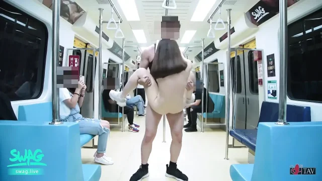 Having Sex with Guy in the Subway Let Passengers Watch Me Squirt