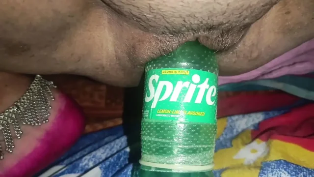 Desi Bhabhi ke choot me Bottel
