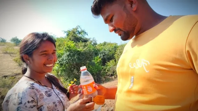Ladki hmko jangle me mili vah subah subah gav ke najdiki jangle me bathroom