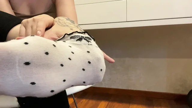 Massage Feet after work Smelly Socks