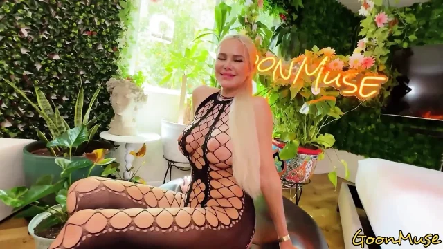 Sexy Elisa Bethann Is Getting Her Delicious Reward