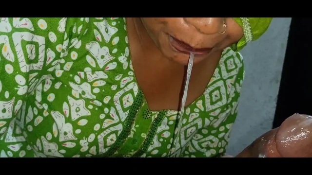 Close-up Desi Blowjob & cumshot in mouth indian
