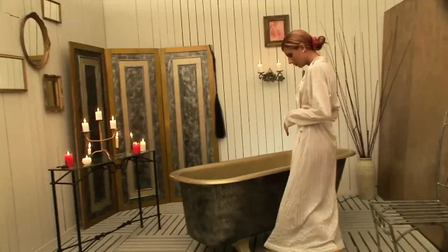 Under the lash he spank her in bath after fucking